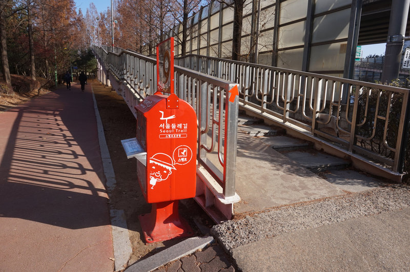 The stamping box at the south end of Gayang Bridge.