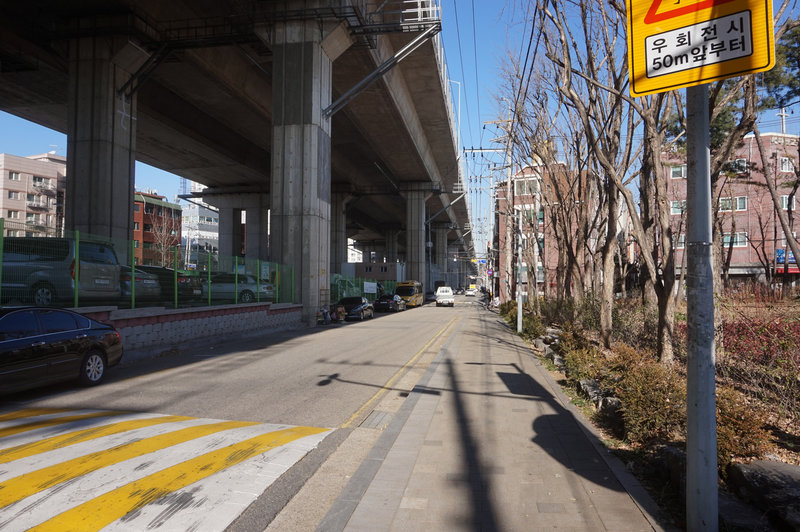 Seoul Trail on Munjeong-ro, underneath Highway-100