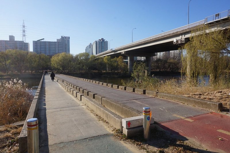 Seoul Trail crosses over Tancheon Stream