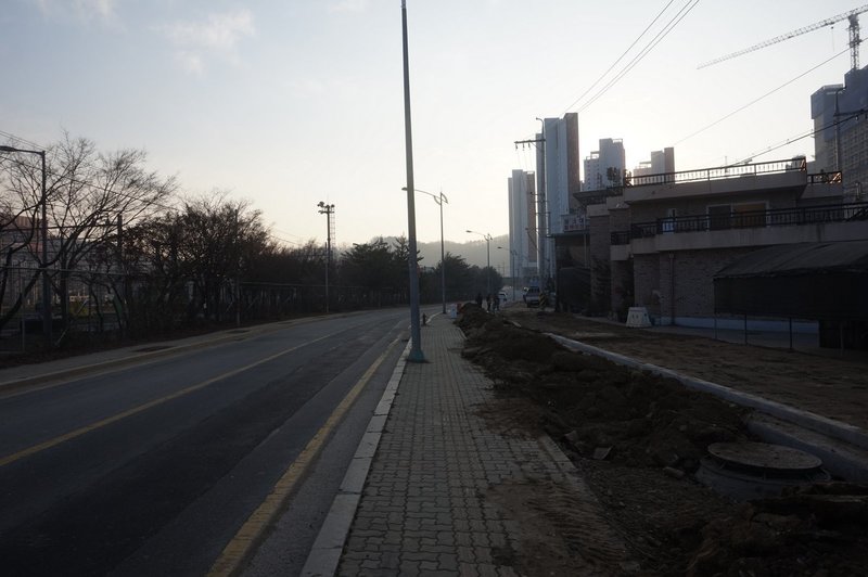 Seoul Trail crosses on Yongmasan-ro 136-gil.