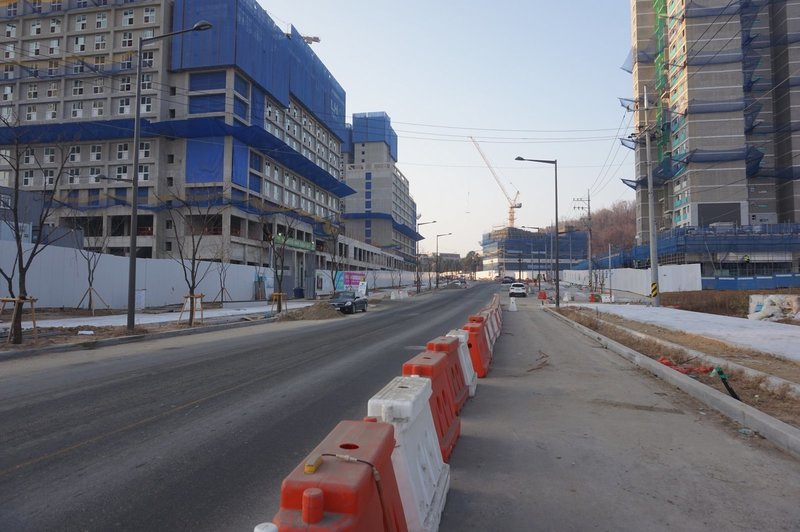 Seoul Trail at Yangwonyeok-ro, all  these apartment blocks have been built since I last walked this section 8 months