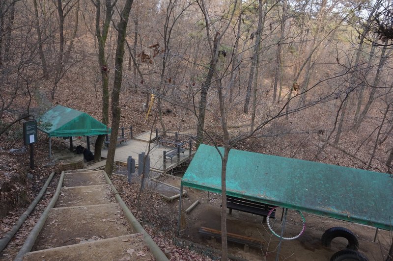 Rest area on the Seoul Trail in Dulle Forest