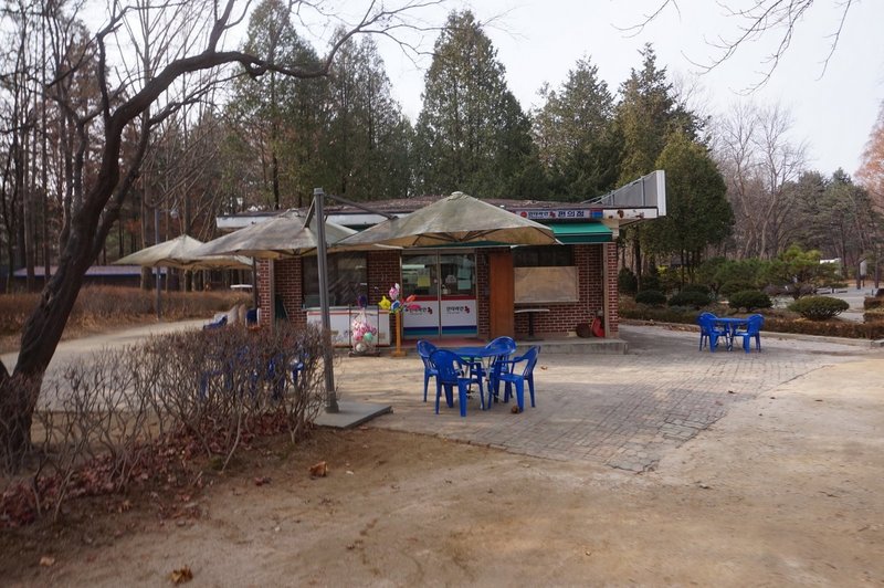 The park shop and a nice place for a rest and a snack.  Seoul Trail at Yangjae Citizen's Forest