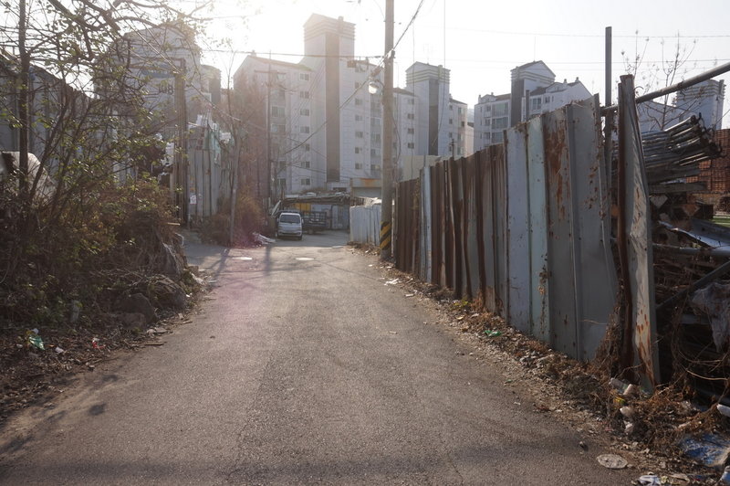 Seoul Trail on Bangbaeseonhaeng-gil, Sadang, taken on the 7th of December 2020