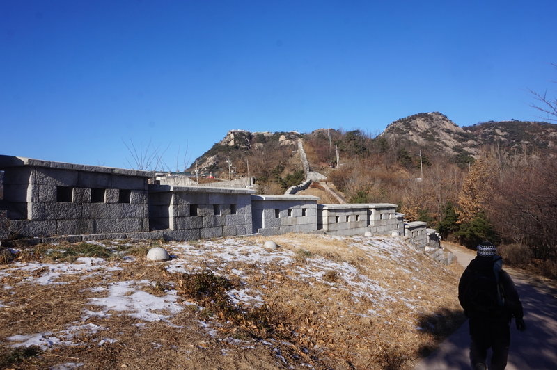 Seoul City Wall Trail towards Jongno Culture and Sports Center.