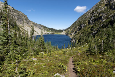 Kokanee Lake and the Kokanee Lake access trail.