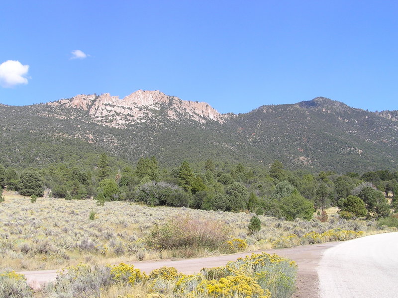 Gardner Peak (right) from trailhead (09-26-2011)