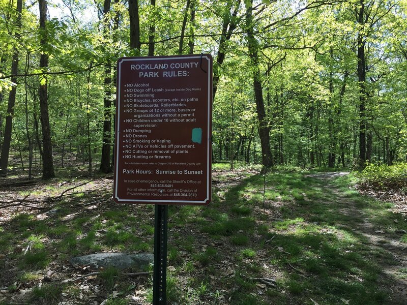 Trail entrance at the Clausland Mountain Road.