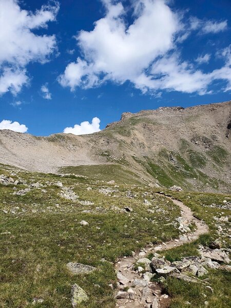 Approaching the final ascent to Harvard. Up ahead you see the class 2 climb.