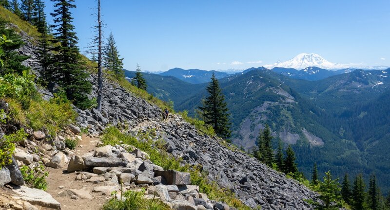 Clear view over the Cascades on the way down from Mason Lake.