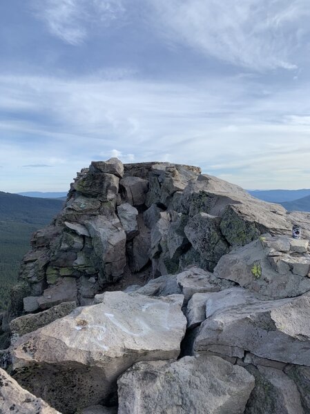 Narrow crest to the lookout.