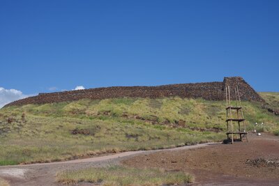 The Pu'ukohola Heiau and leke along the trail.