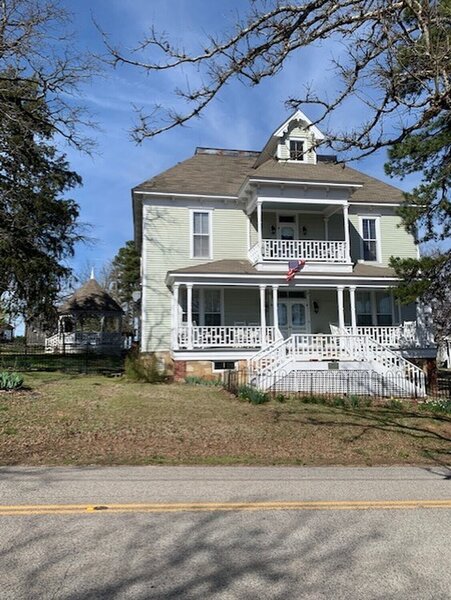 This is an old home on top of Mt Nebo near the trailhead. It looks like a haunted house, but I think it is a beautiful old home.