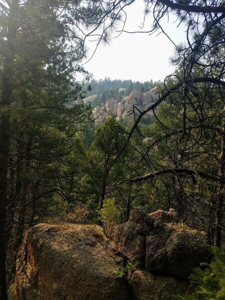 Beauteous outcroppings along the trail.