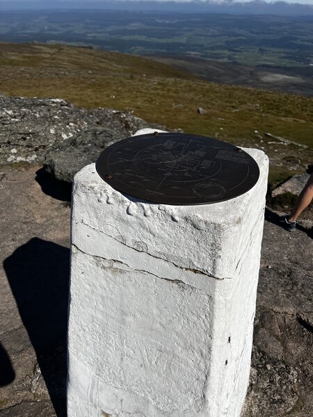 Ben Rennis summit marker showing landmarks.