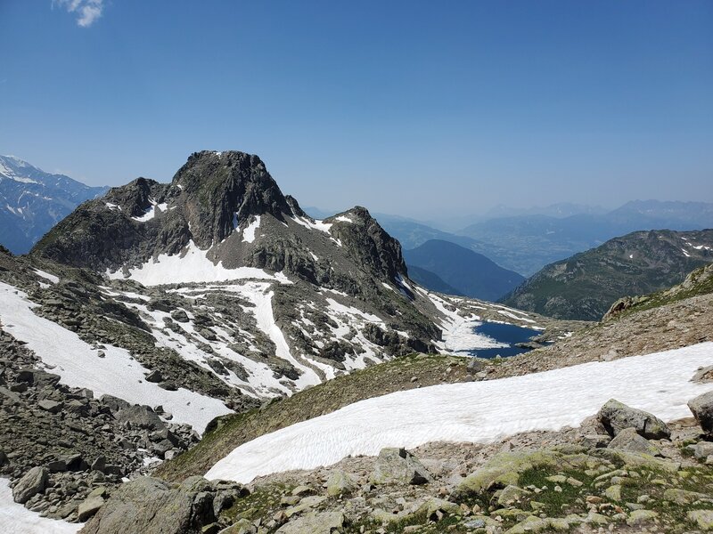 Crossing a few small snowfields to reach Lac Cornu.