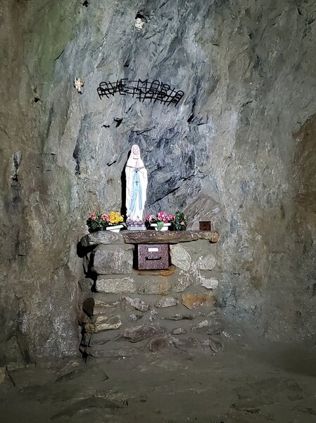 Mid-tunnel shrine for Ave Maria.