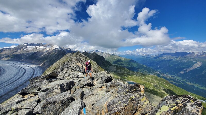 Looking east along the ridge.