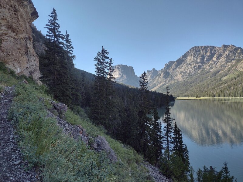 Rounding the base of a cliff, there are great views of Upper Green River Lake and the surrounding mountains.