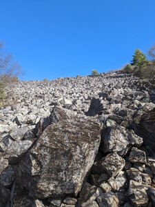 Looking up the rock pile to Blackrock from the viewpoint on Trayfoot Mountain trail underneath Blackrock Summit.