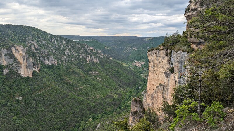 West view of the valley from Mejan and Tarn cliffs.