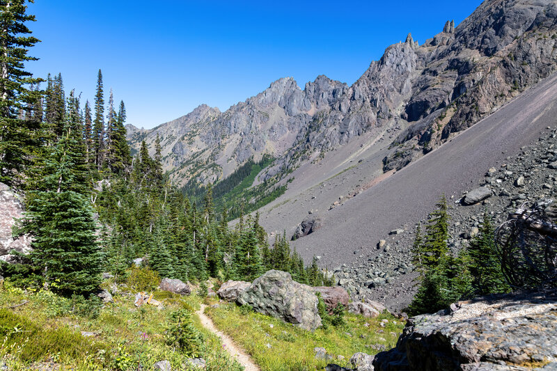 Scree slopes on the final ascent to Home Lake.