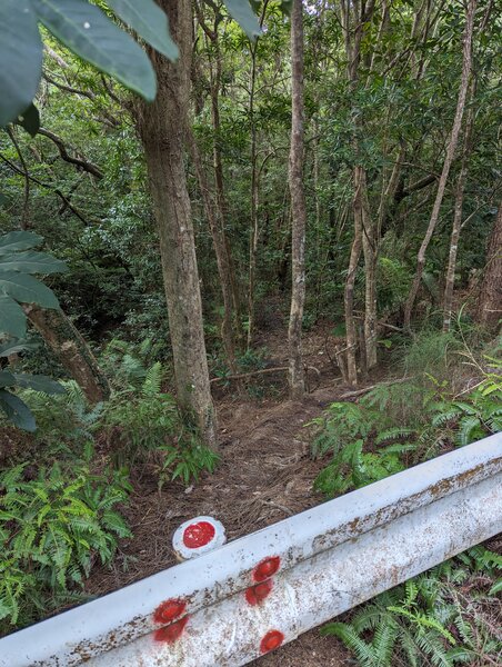 Trailhead to Hira Falls.