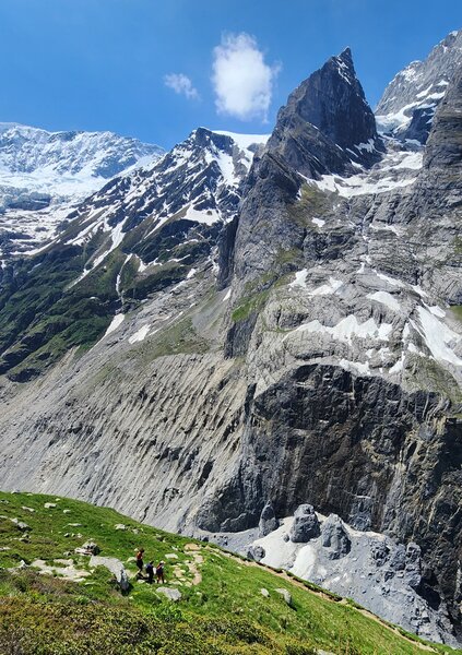 Leaving the Berghaus Bäregg.