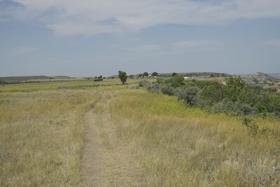 The trail starts out following the Rim with the visitor center never far from view.