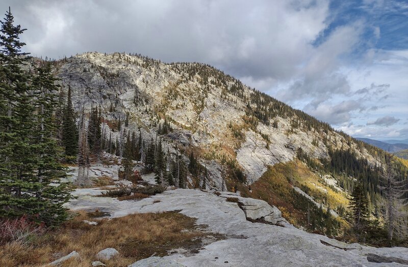 Unnamed mountain to the north, seen from a viewpoint along the trail to the middle/second of the three Roman Nose Lakes.