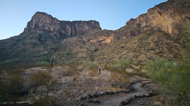 Early morning at the trailhead of Hunter Trail.