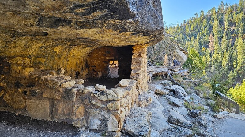 Walnut Canyon Island Trail