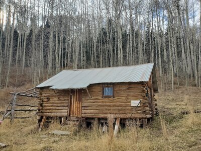 Small cabin near the top of the Goulding Creek trail in mid-Nov.