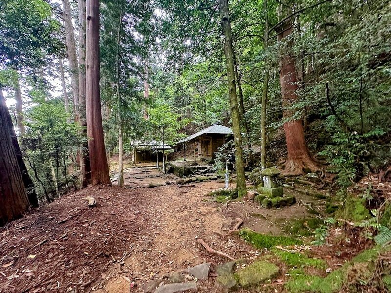 A look at the Tsukimigaoka-jinja Shrine.