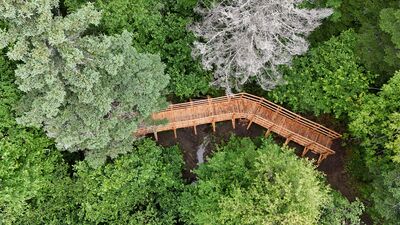 Vue aérienne de la passerelle du sentier à Jos. Birds eye view of the Sentier à Jos walkway.