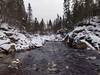 Rivière des Rapides encaisser entre deux massifs rocheux enneigés. River of rapids encased between two snowy rocky massifs.