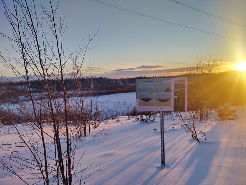 Coucher de soleil et panneau de sensibilisation. Sunset and awerness pannel.