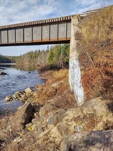 Passer sous le pont. Pass under this bridge.