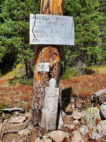 Historic graves and marker signage near the trail junction.