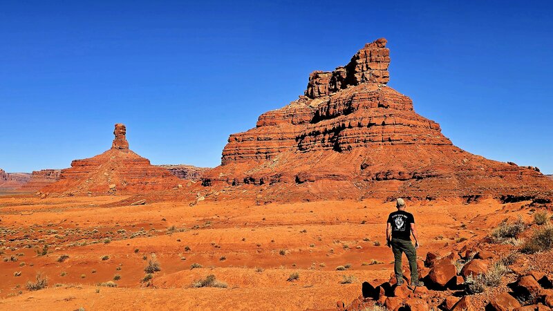 Setting Hen and Rooster Buttes in Valley of the Gods.