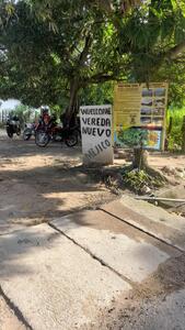 A gorgeously misspelled welcome sign at the Nuevo Mexico entrance.