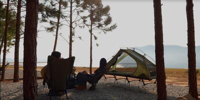 Mild wind, sparkling lake and the mountain. Had a nice day here.