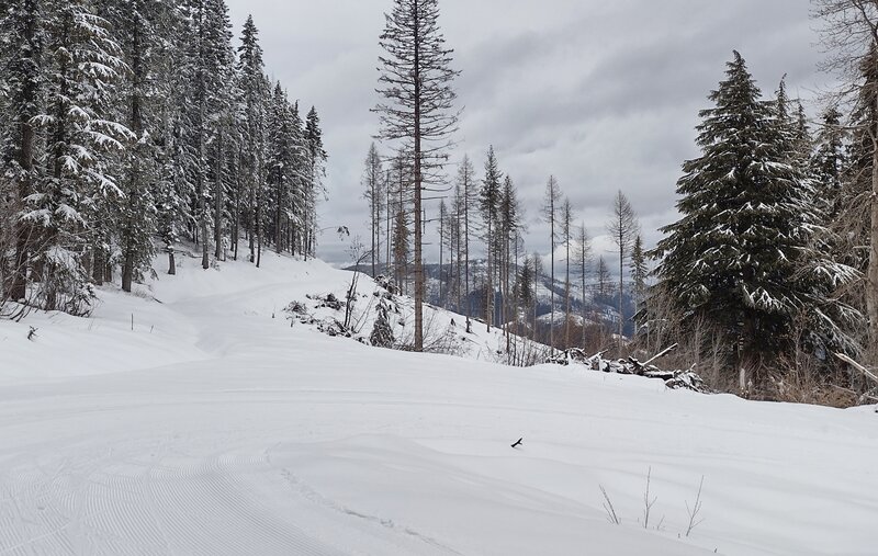 Wide open, winter mountain views at a hairpin turn high on Upper Outer Limits.