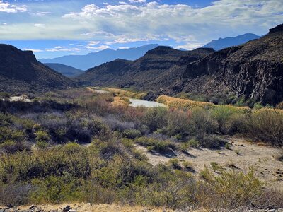 Looking south along the Rio Grande from the overlook.