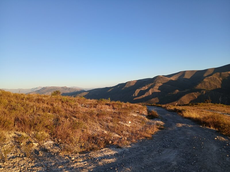 Part of the trail descending towards Jocos far above the valley of Río Cajamarquino.